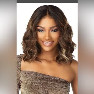 Wavy Shoulder-Length Synthetic Wig  please see last picture of color of wig
